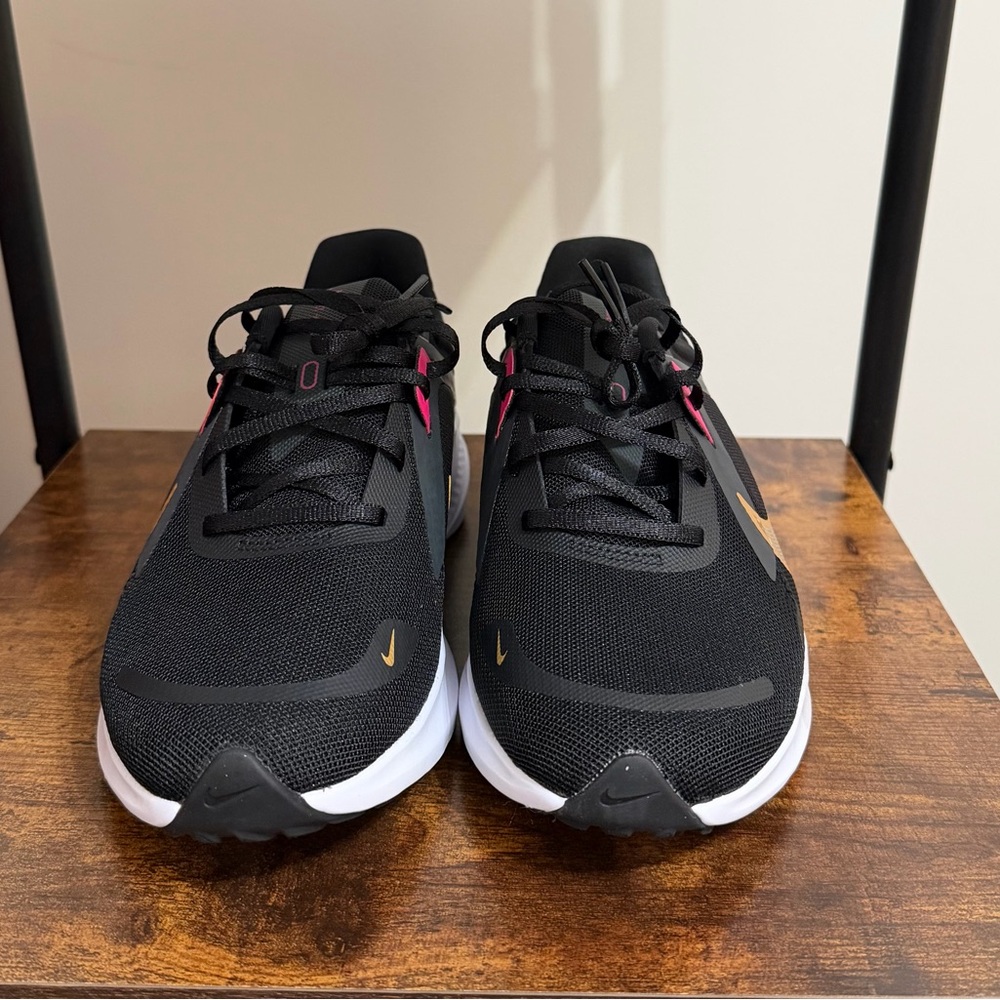 Nike Women's Black and Metallic Gold Athletic Shoes New in Box Size 8 - Picture 11 of 13